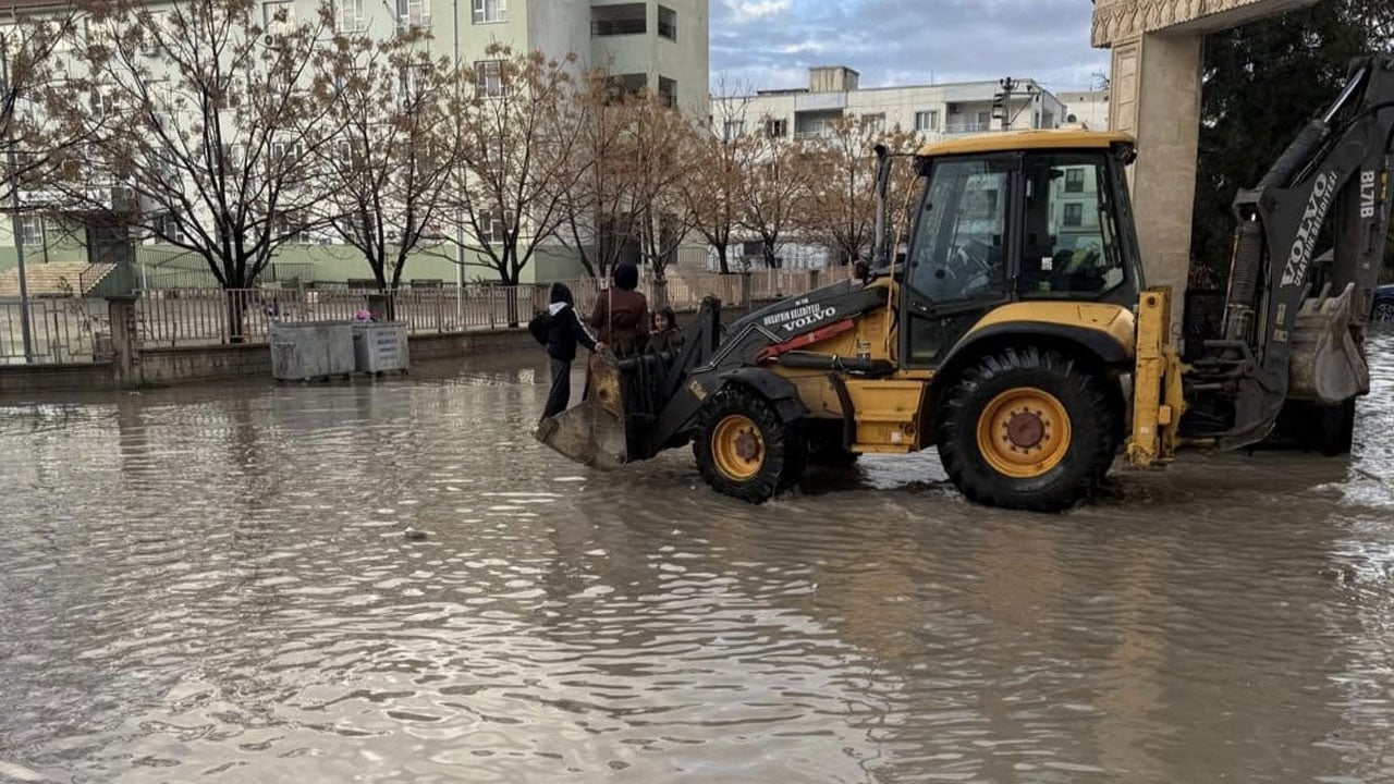 Foto - Mardin’de sağanak hayatı felç etti! Mahsur kalan öğrenciler kepçeyle kurtarıldı