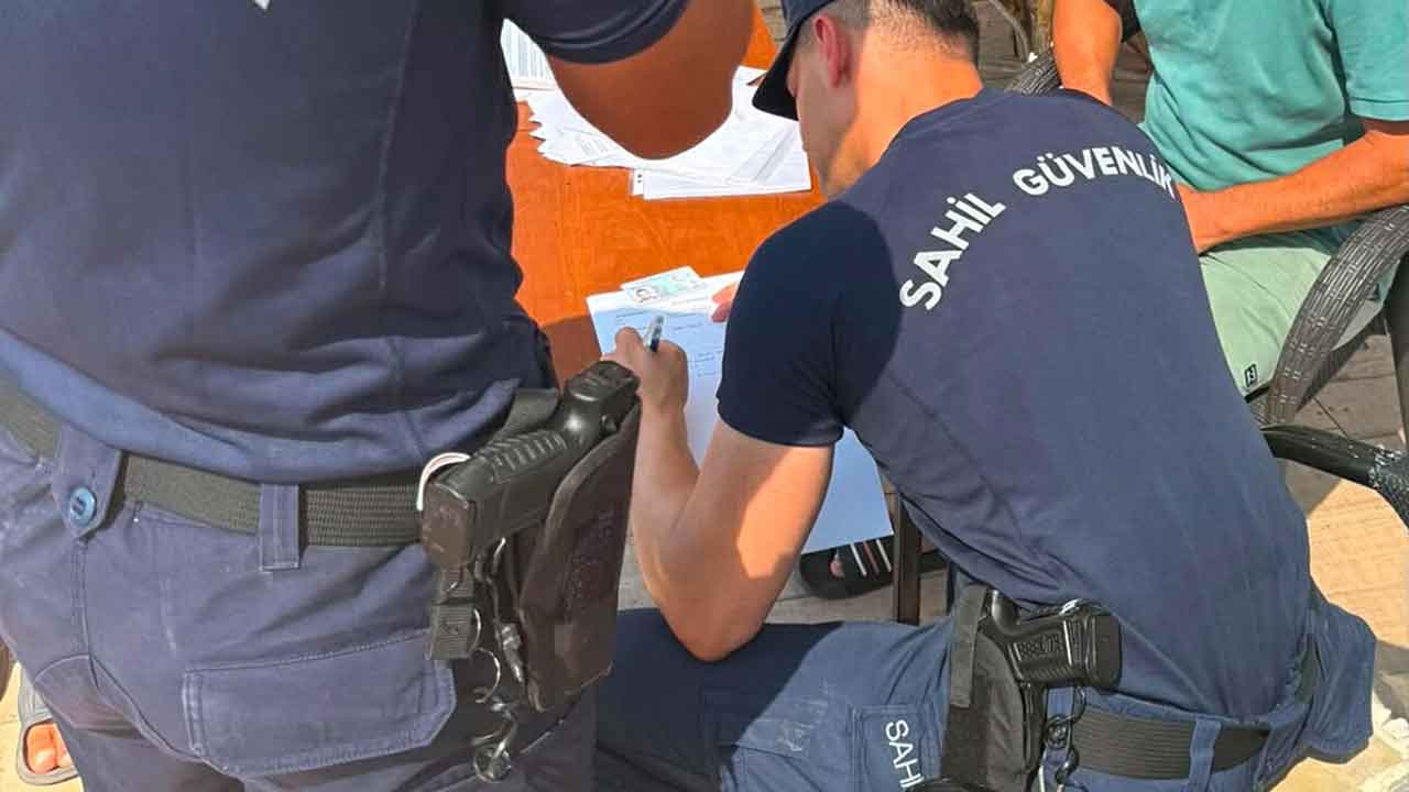 Foto - Marmaris'te pes dedirten görüntü! Denizde yüzen kılıç balığını kuyruğundan tutup karaya çıkardı!