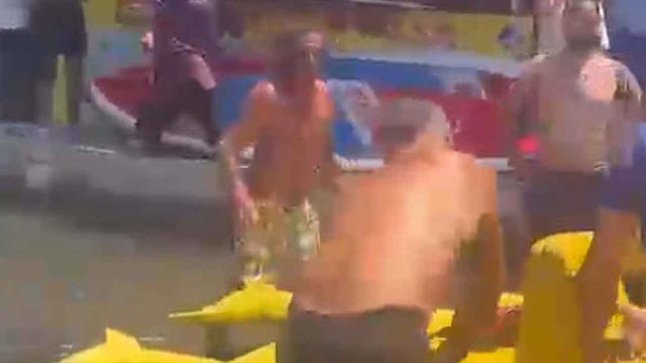Marmaris'te pes dedirten görüntü! Denizde yüzen kılıç balığını kuyruğundan tutup karaya çıkardı!