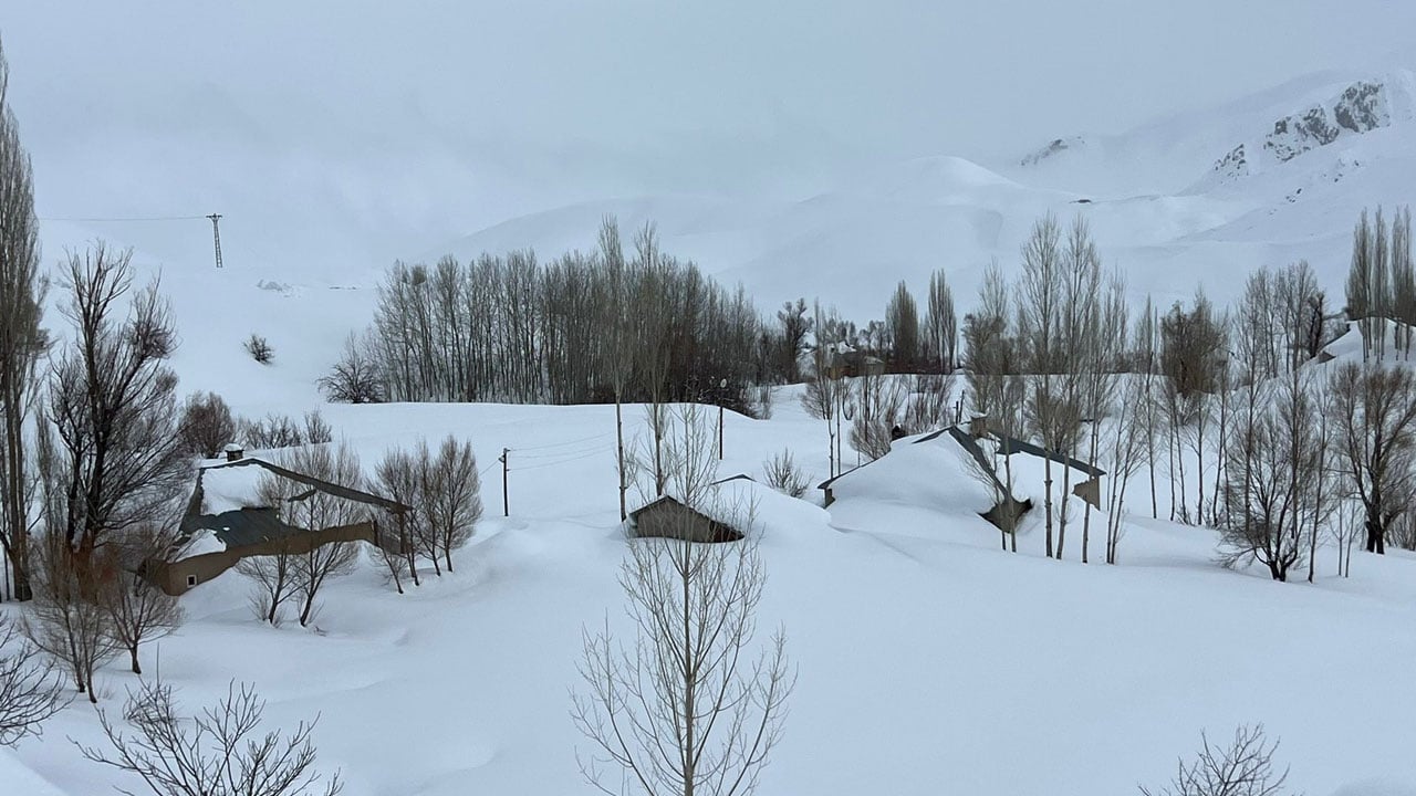 Mart ayında şaşırtan manzara! Hakkari’de kar köyü yuttu