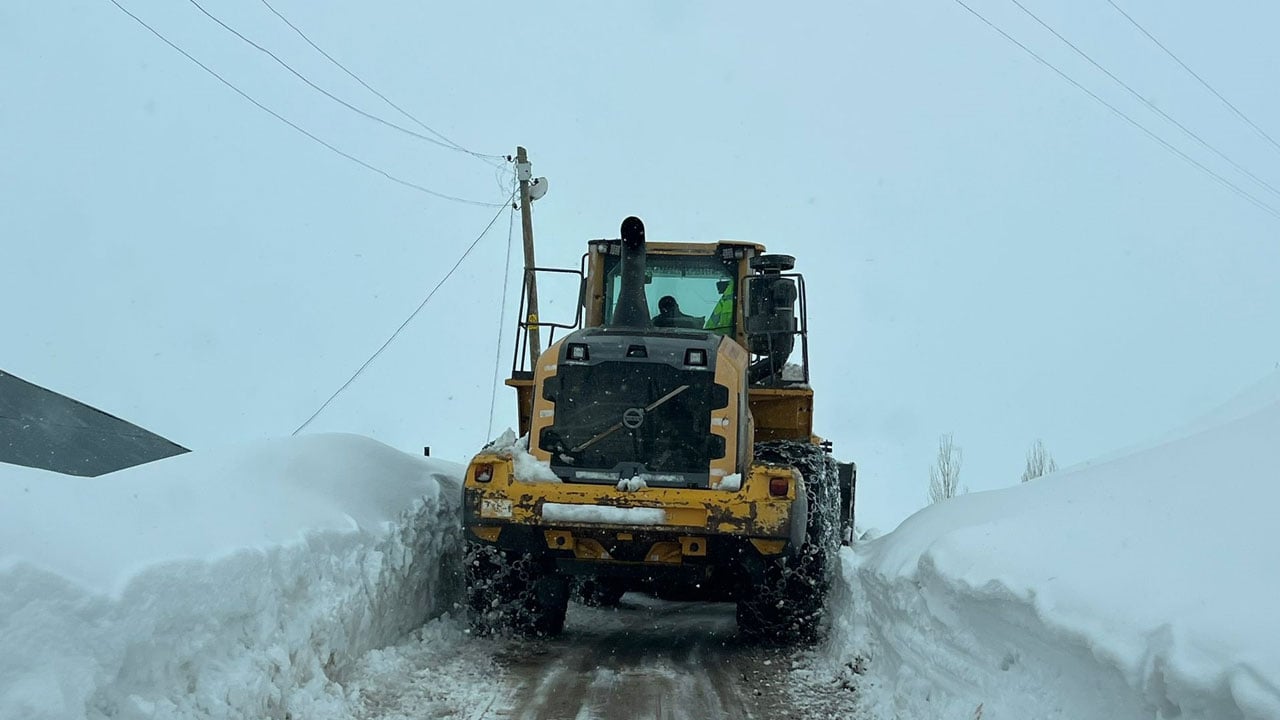 Foto - Mart ayında şaşırtan manzara! Hakkari’de kar köyü yuttu