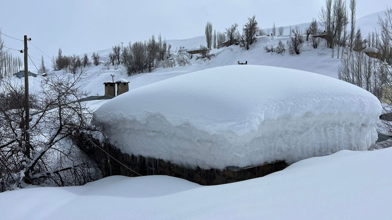 Foto - Mart ayında şaşırtan manzara! Hakkari’de kar köyü yuttu