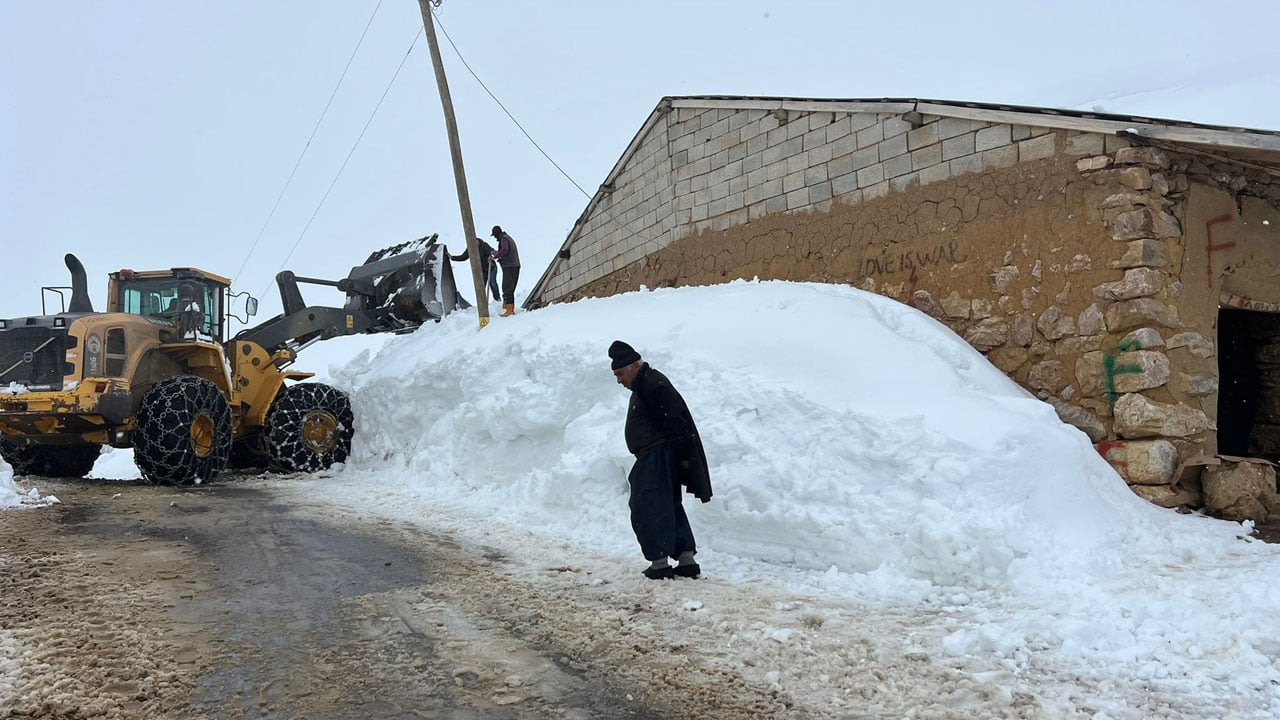Foto - Mart ayında şaşırtan manzara! Hakkari’de kar köyü yuttu