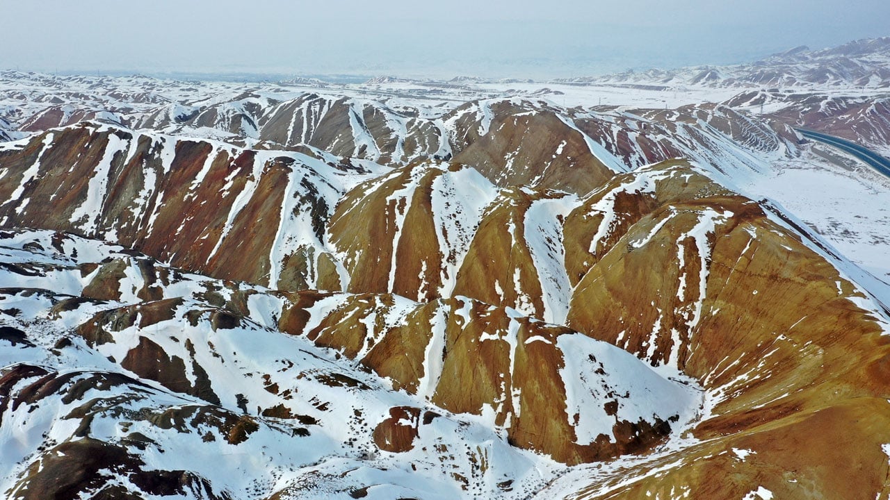 Masal sahnesi değil gerçek! Gökkuşağı Tepeleri kar sonrası hayran bıraktı