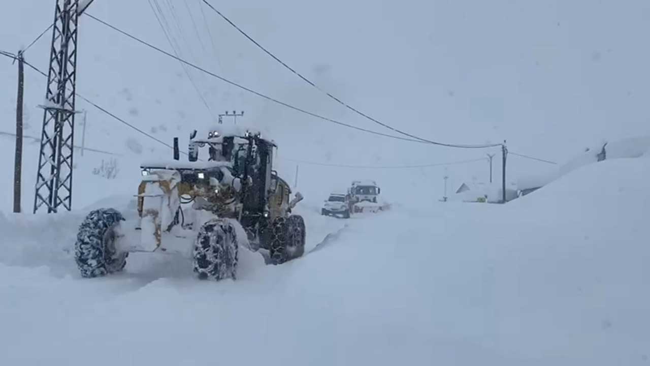 Foto - Maşallah! Şırnak’ın Beytüşşebap ilçesinde kar kalınlığı 2 metreyi buldu