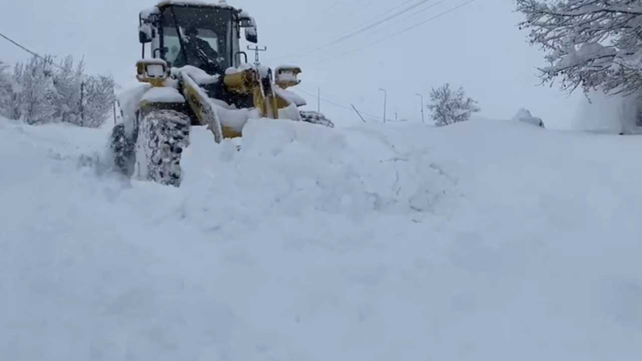 Foto - Maşallah! Şırnak’ın Beytüşşebap ilçesinde kar kalınlığı 2 metreyi buldu