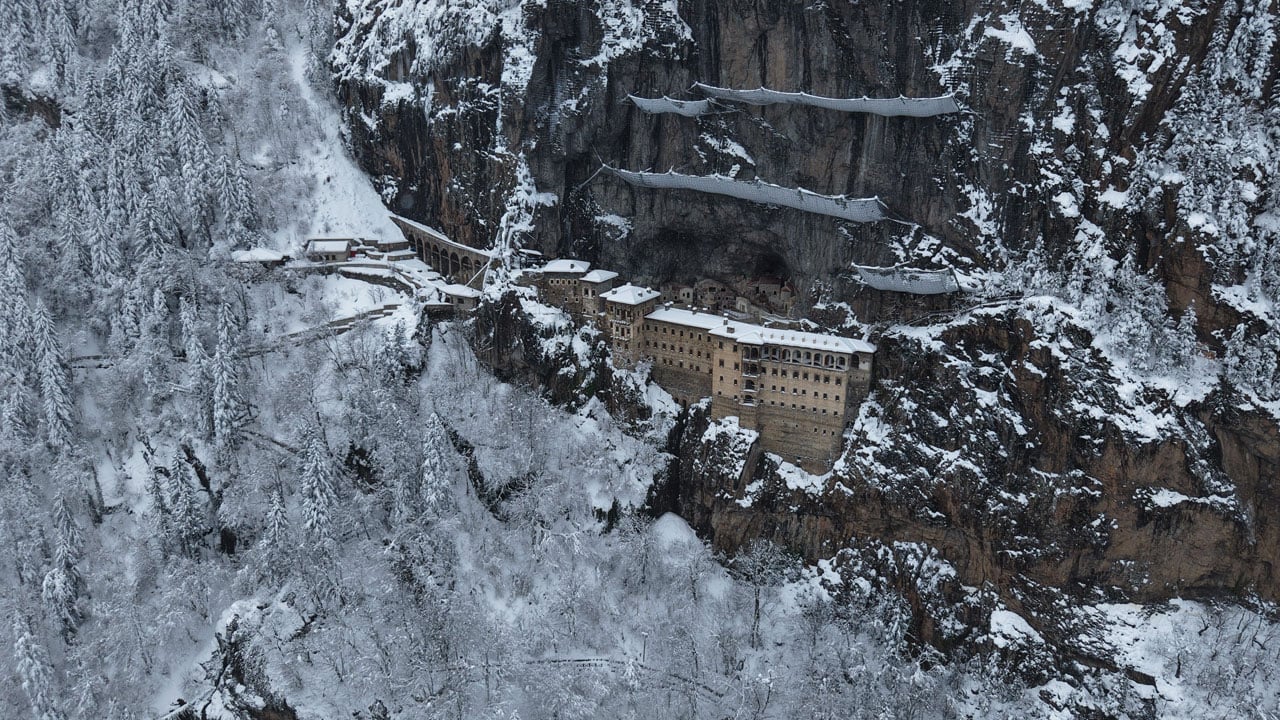 Foto - Masalsı bir tabloya dönüştü! Sümela karın altında bambaşka