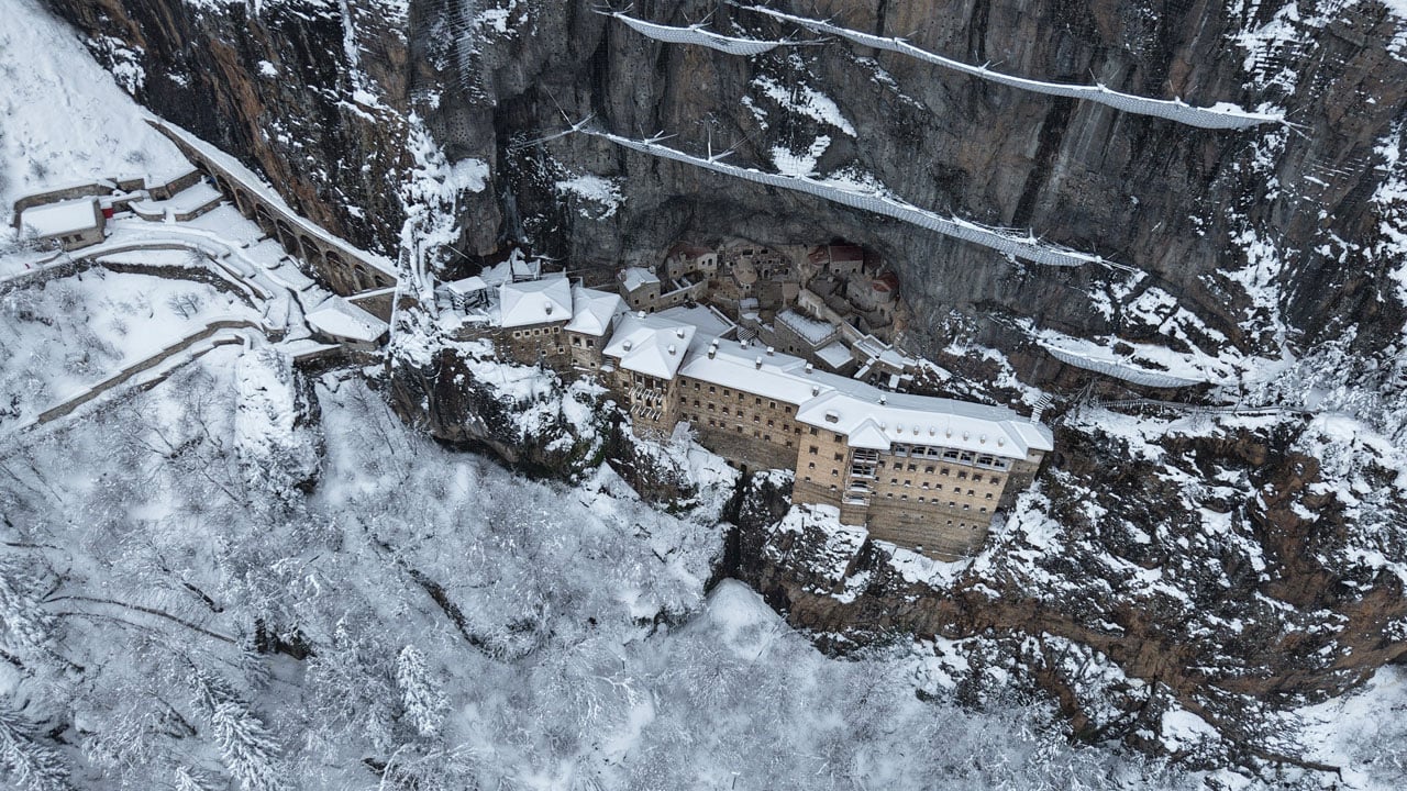 Foto - Masalsı bir tabloya dönüştü! Sümela karın altında bambaşka