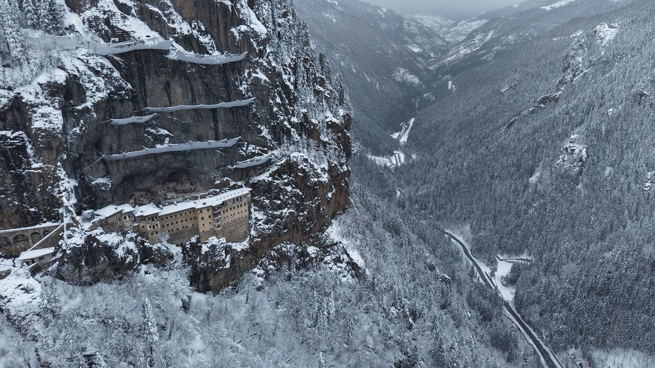 Masalsı bir tabloya dönüştü! Sümela karın altında bambaşka
