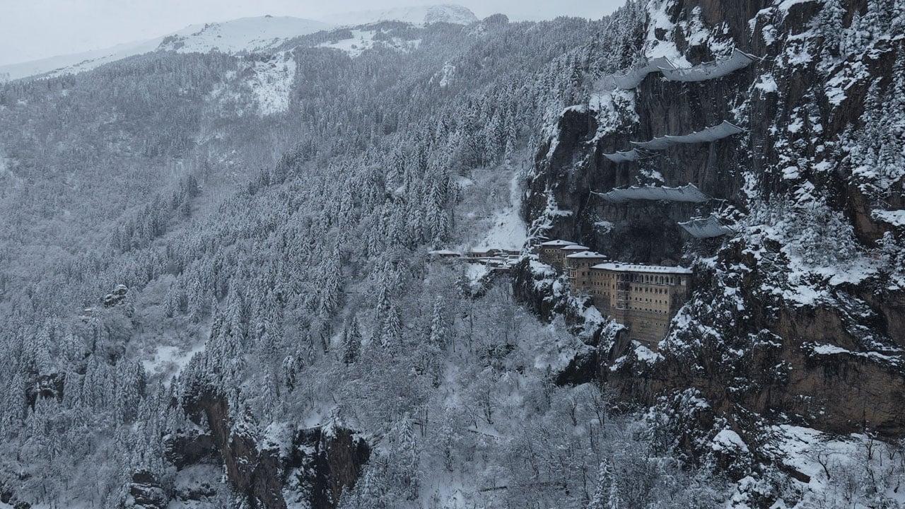 Foto - Masalsı bir tabloya dönüştü! Sümela karın altında bambaşka