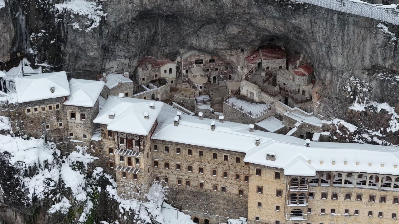 Foto - Masalsı bir tabloya dönüştü! Sümela karın altında bambaşka
