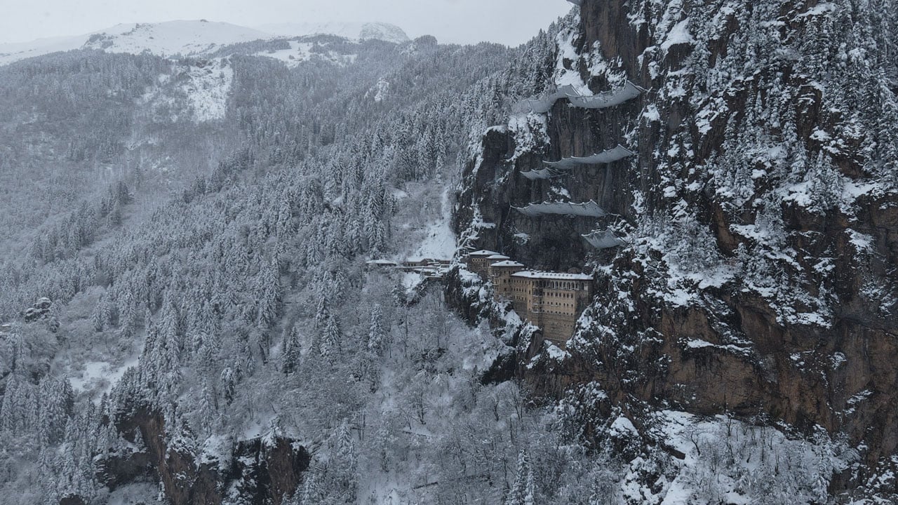 Foto - Masalsı bir tabloya dönüştü! Sümela karın altında bambaşka