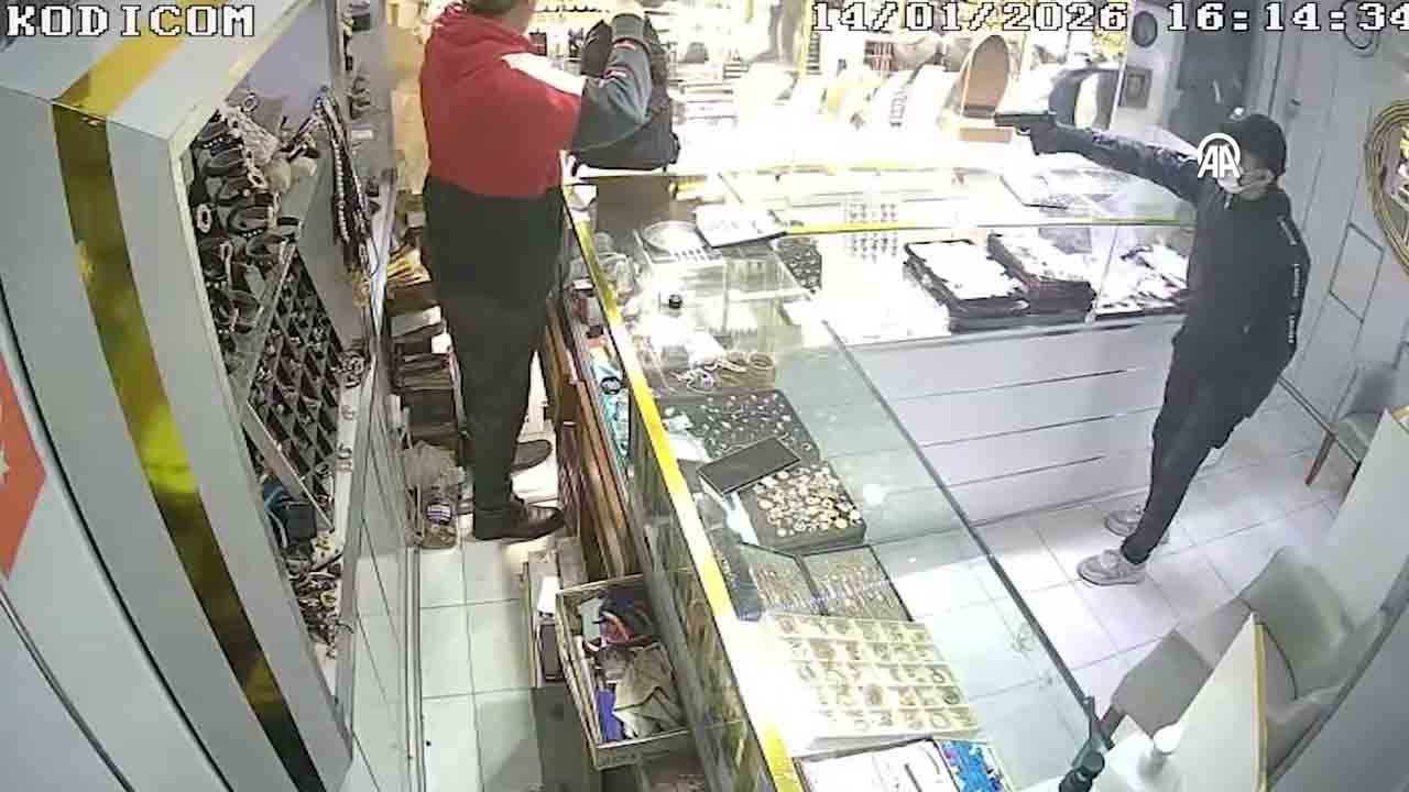 Foto - Maskeyle girdi, silahla tehdit etti: 3 milyonluk kuyumcu soygunu