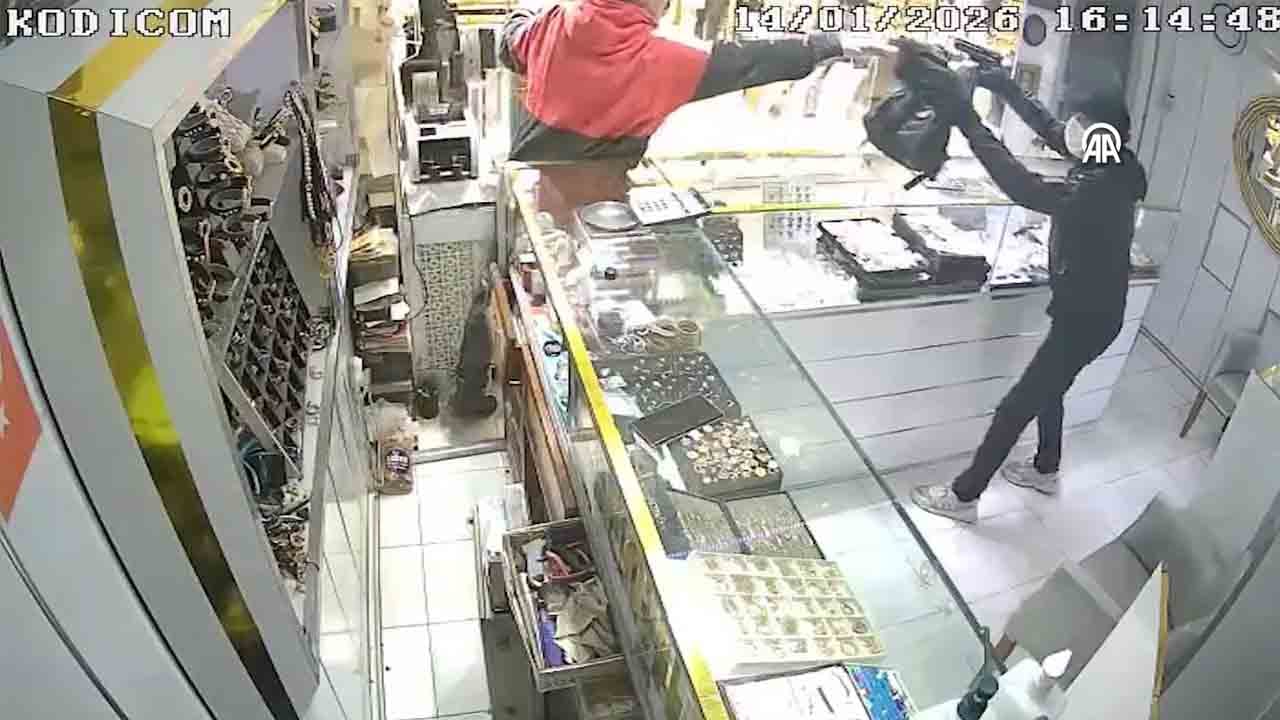 Foto - Maskeyle girdi, silahla tehdit etti: 3 milyonluk kuyumcu soygunu