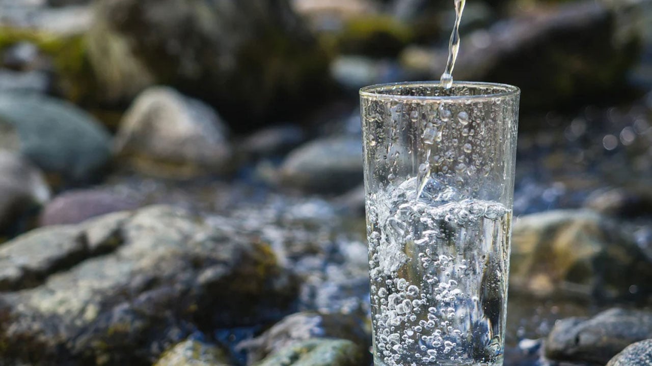 Foto - Masum sanılıyor ama dişleri sessizce yıpratıyor… Maden suyu bakın dişlere nasıl zarar veriyormuş! 