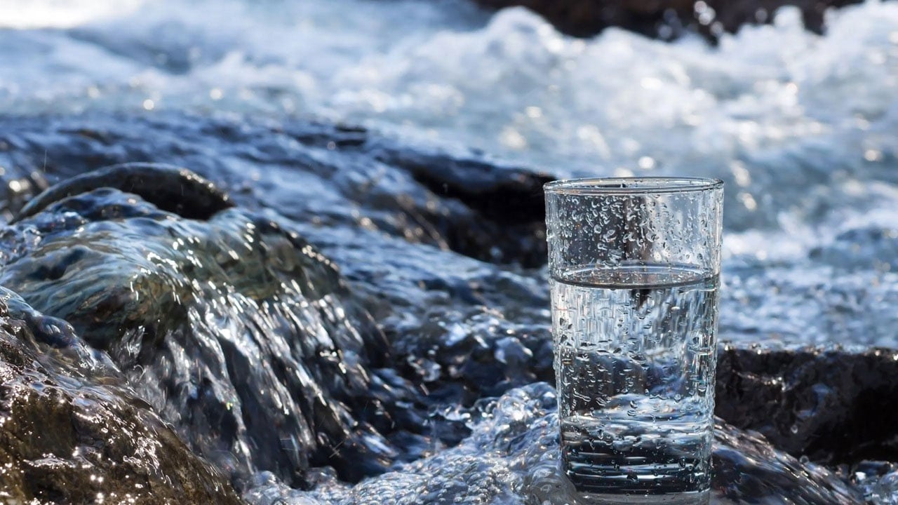 Foto - Masum sanılıyor ama dişleri sessizce yıpratıyor… Maden suyu bakın dişlere nasıl zarar veriyormuş! 