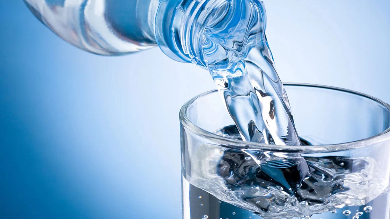 Foto - Masum sanılıyor ama dişleri sessizce yıpratıyor… Maden suyu bakın dişlere nasıl zarar veriyormuş! 