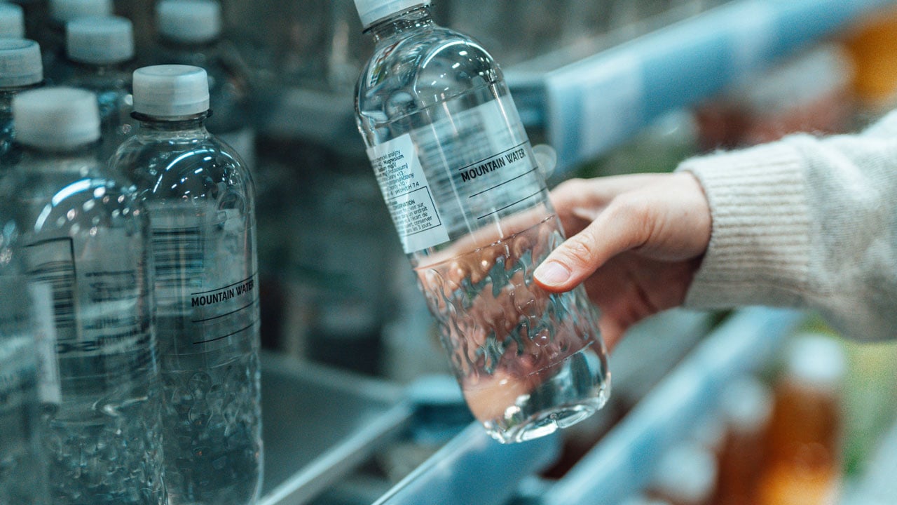 Foto - Masum sanılıyor ama dişleri sessizce yıpratıyor… Maden suyu bakın dişlere nasıl zarar veriyormuş! 
