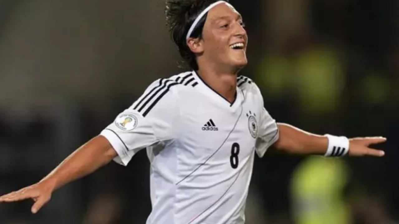 Foto - Masut Özil huzuru Kuran-ı Kerim'de buldu: 'Kötü yolda değilsem imanım sayesinde!'