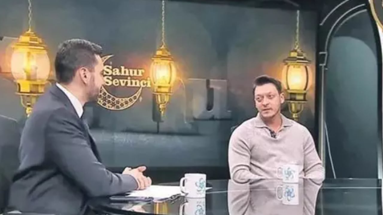 Foto - Masut Özil huzuru Kuran-ı Kerim'de buldu: 'Kötü yolda değilsem imanım sayesinde!'