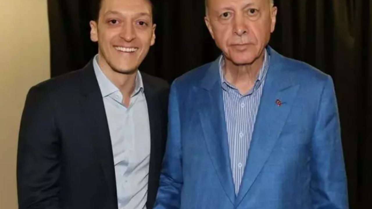 Foto - Masut Özil huzuru Kuran-ı Kerim'de buldu: 'Kötü yolda değilsem imanım sayesinde!'