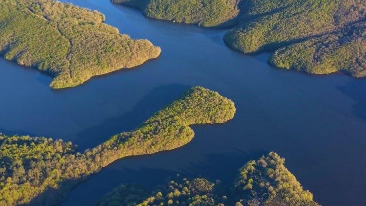 Mavi ve yeşilin muazzam buluşması dronla görüntülendi! İstanbul’un can damarı Ömerli Barajı’ndaki doluluk oranı yüzleri güldürdü!