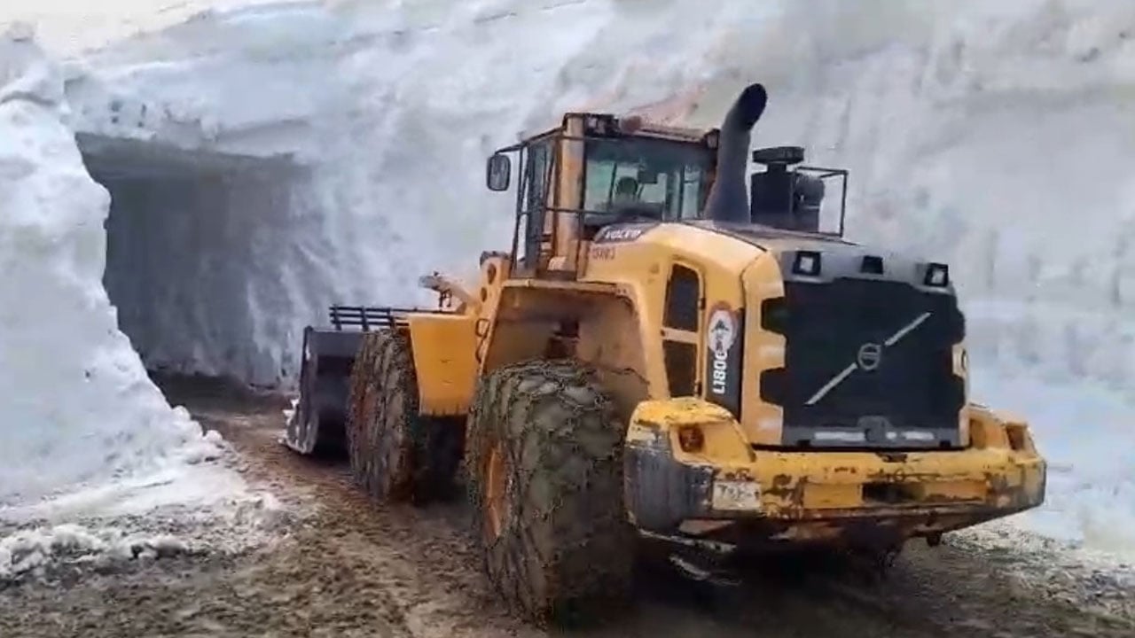 Foto - Mayıs ayında 6 metrelik kar tüneli! İş makineleri beyaz duvarların arasında kayboldu