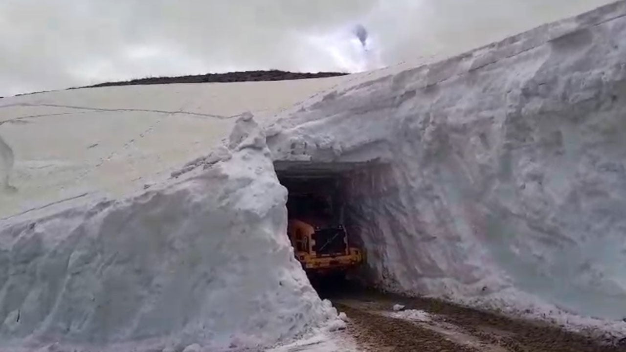 Foto - Mayıs ayında 6 metrelik kar tüneli! İş makineleri beyaz duvarların arasında kayboldu