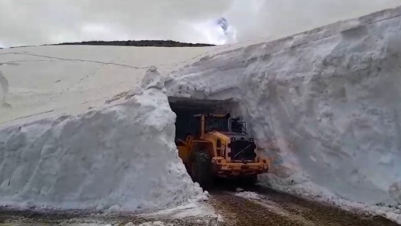 Mayıs ayında 6 metrelik kar tüneli! İş makineleri beyaz duvarların arasında kayboldu