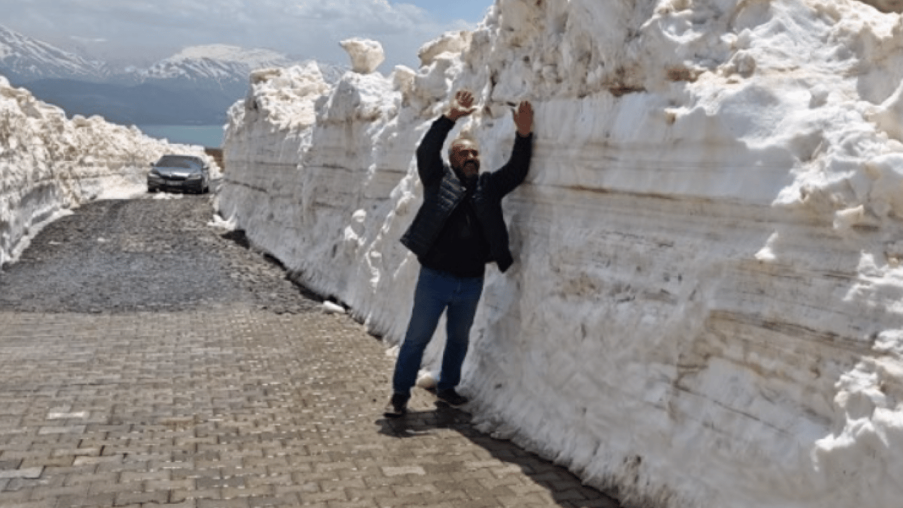 Mayıs mayında kışı yaşıyorlar: Kar kalınlığı 7 metreye ulaştı!