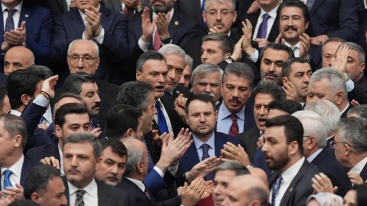 Foto - Meclis’teki CHP'nin kürsü işgalinin ardından Hasan Arslan'dan sert tepki! CHP artık şirazeden çıktı 