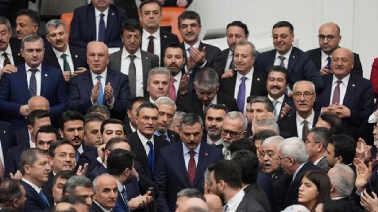 Foto - Meclis’teki CHP'nin kürsü işgalinin ardından Hasan Arslan'dan sert tepki! CHP artık şirazeden çıktı 