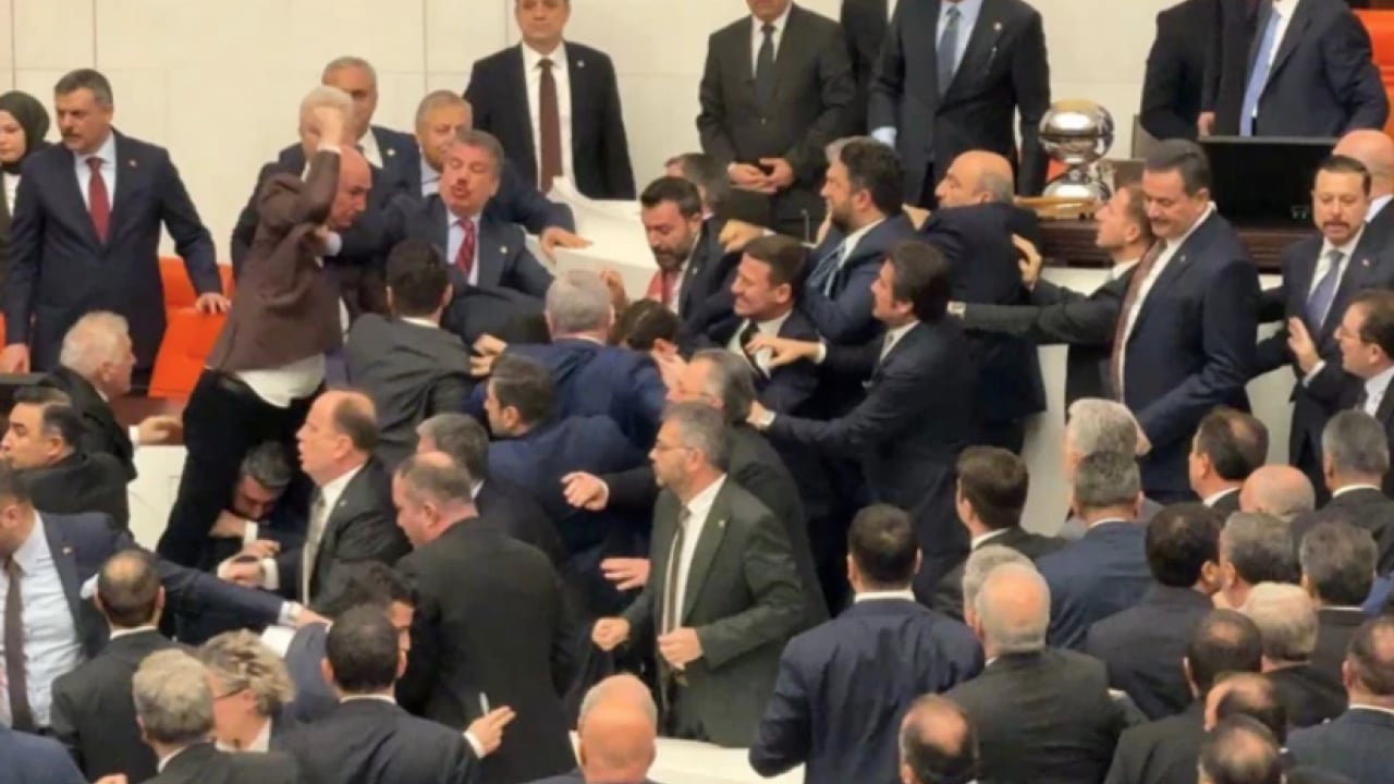 Foto - Meclis’teki CHP'nin kürsü işgalinin ardından Hasan Arslan'dan sert tepki! CHP artık şirazeden çıktı 