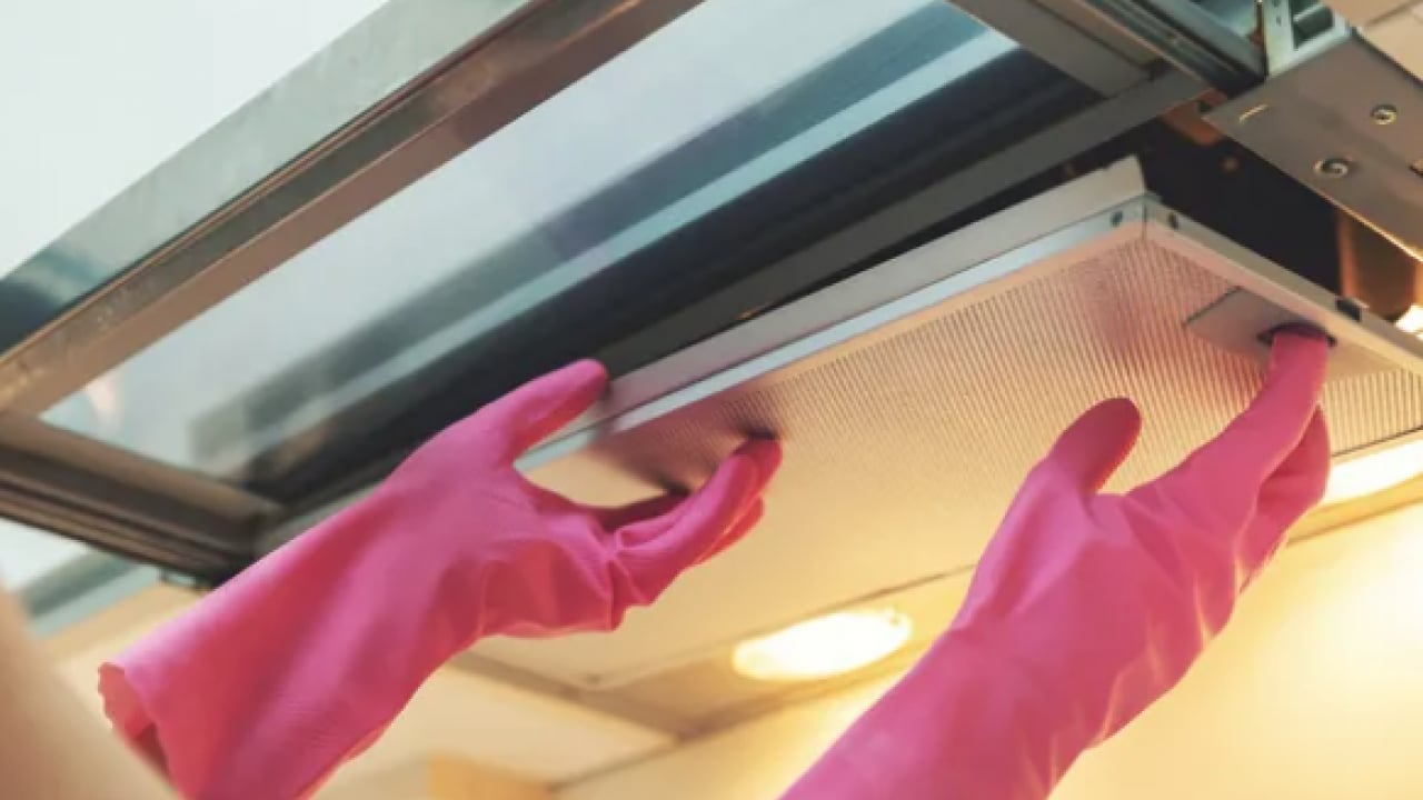 Foto - Meğer bugüne kadar boşuna ovup temizlemişiz... Davlumbazdaki yapış yapış yağlar su gibi akacak! 