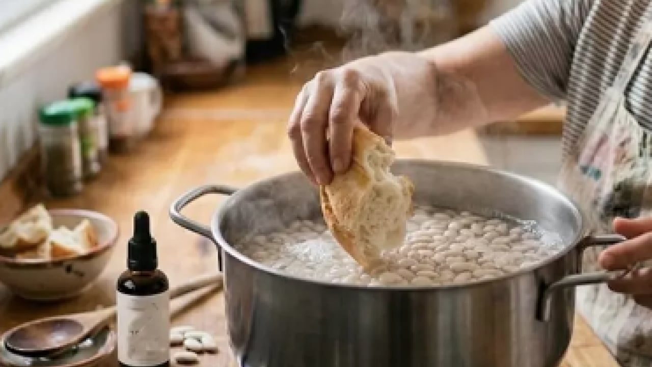 Foto - Meğer en pratik yolu buymuş... Kuru fasulyeyi haşlarken içine bir parça ekmek atın