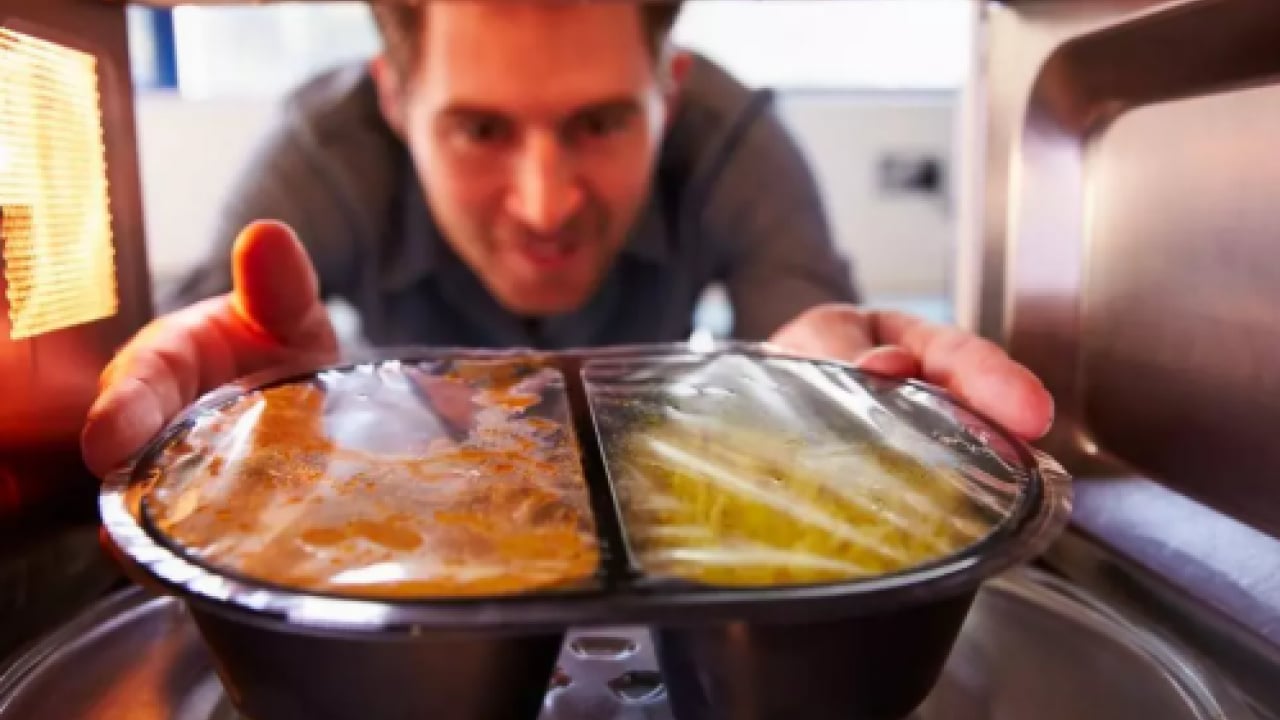 Foto - Meğer mikrodalgayı yanlış kullanıyormuşuz! Tabağı bu şekilde koyanlar dikkat!