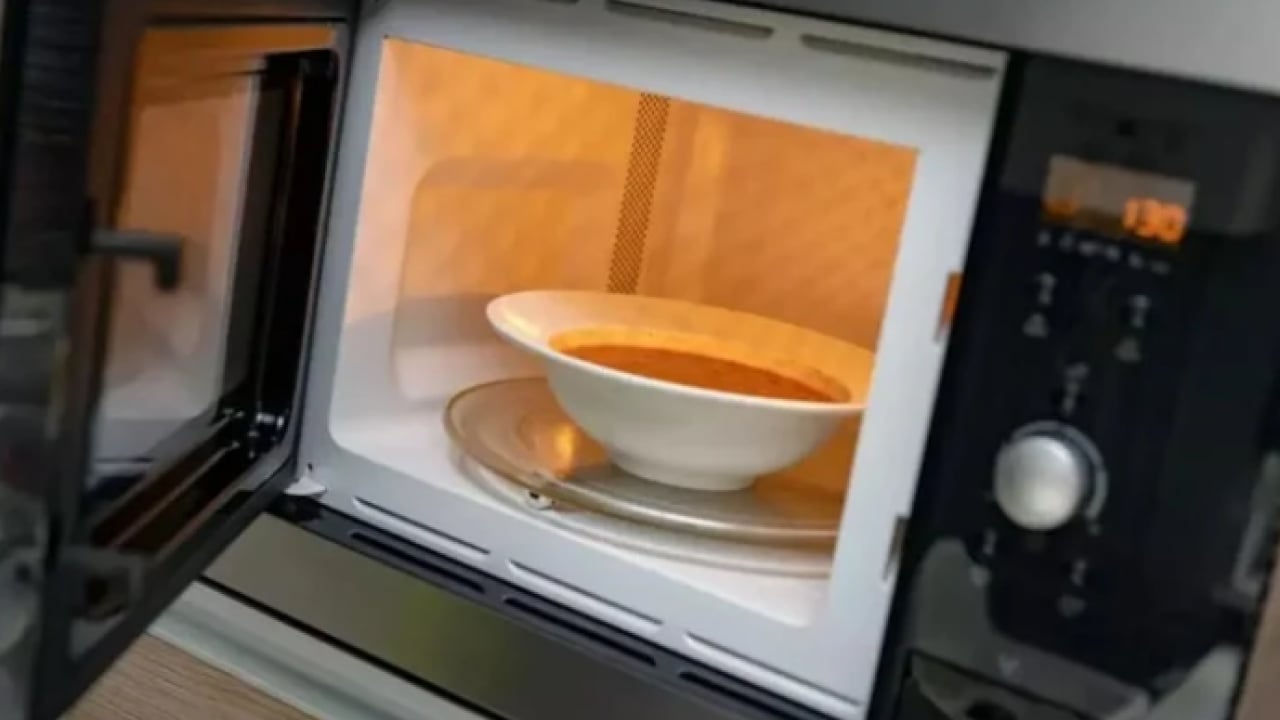 Foto - Meğer mikrodalgayı yanlış kullanıyormuşuz! Tabağı bu şekilde koyanlar dikkat!