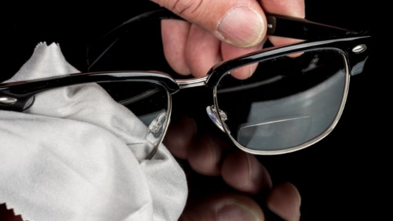 Meğer ne kadar kolaymış: Gözlük temizlemenin 2 basit yolu!