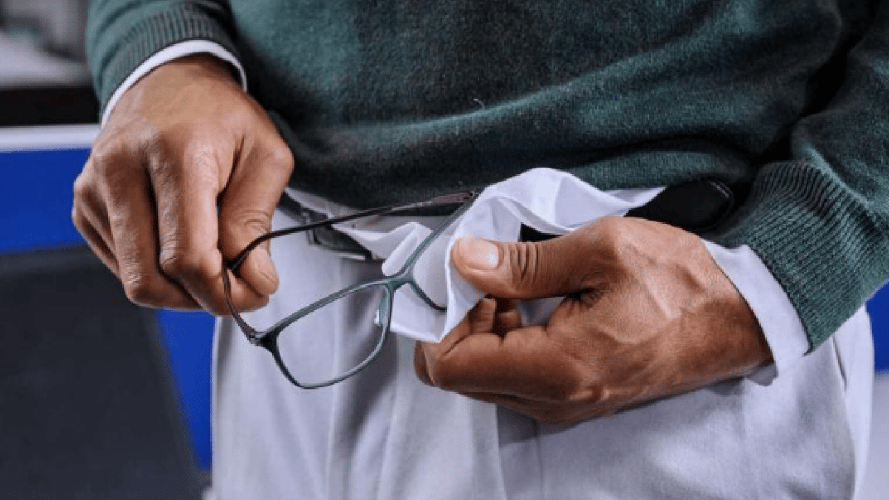 Foto - Meğer ne kadar kolaymış: Gözlük temizlemenin 2 basit yolu!