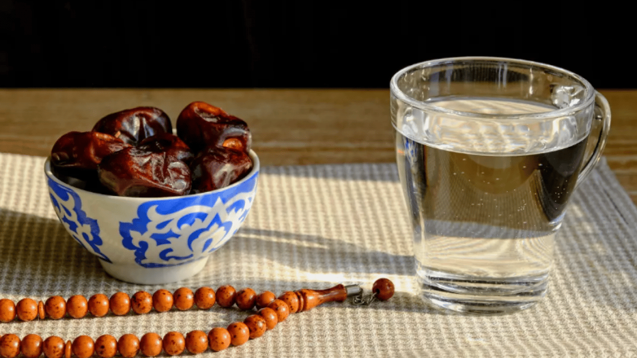 Foto - Meğer neler yapıyormuş: Hurmanın yanında bir bardak su içmenin 10 faydası!