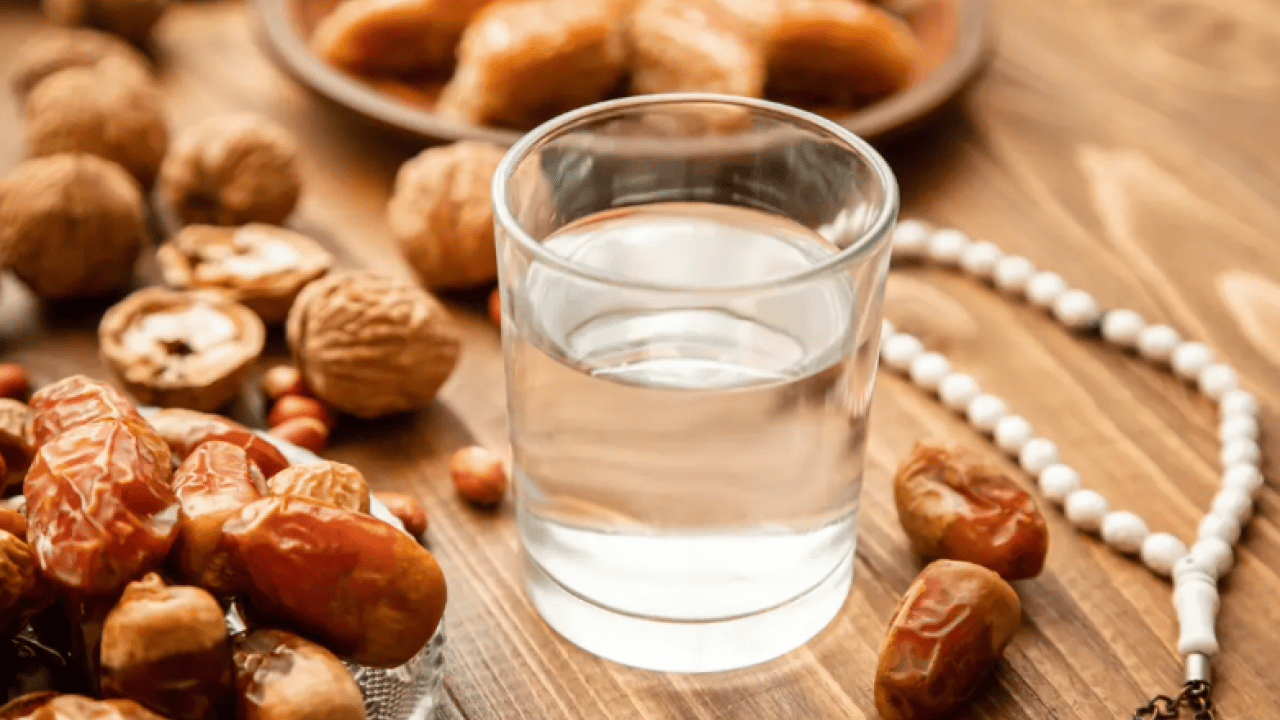 Foto - Meğer neler yapıyormuş: Hurmanın yanında bir bardak su içmenin 10 faydası!