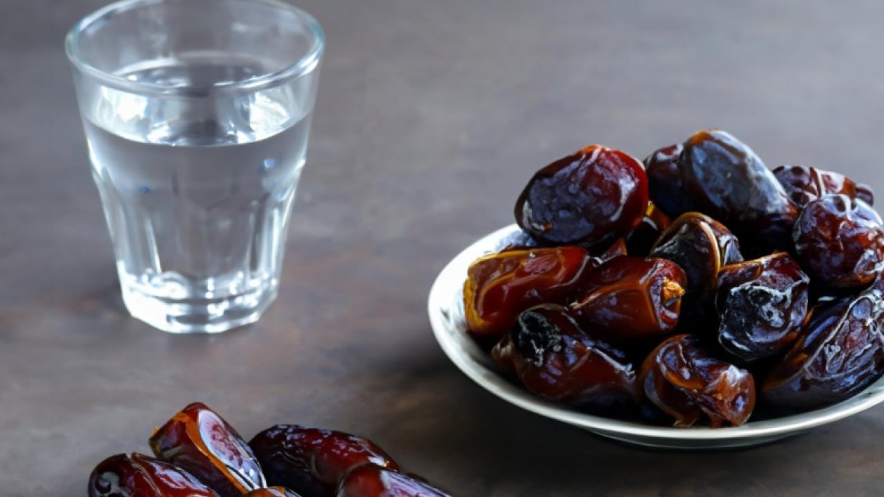 Meğer neler yapıyormuş: Hurmanın yanında bir bardak su içmenin 10 faydası!