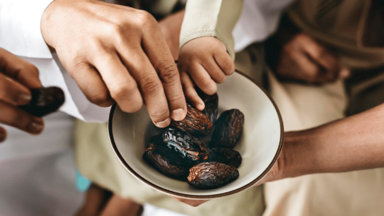 Foto - Meğer neler yapıyormuş: Hurmanın yanında bir bardak su içmenin 10 faydası!