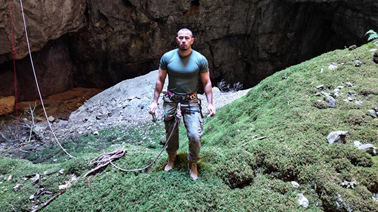 Merak edilen 90 metrelik kara deliğe ilk kez inildi