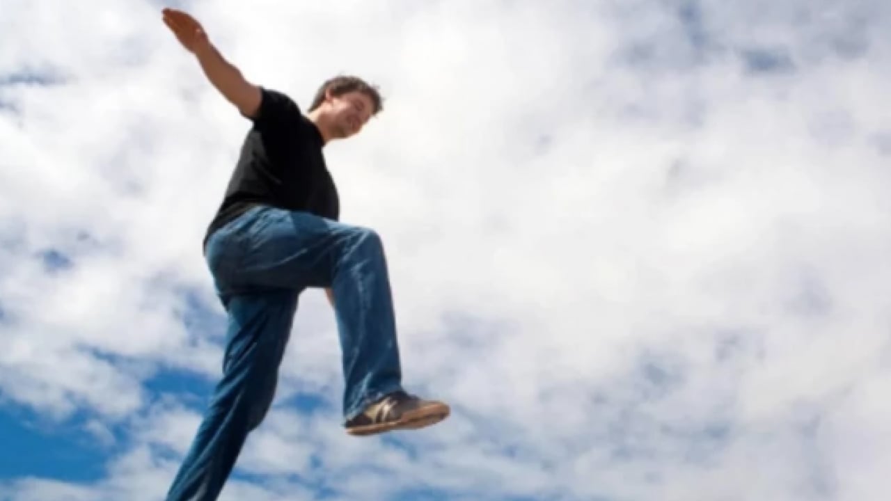 Foto - Merdiven inerken, tramvayda denge... Tek ayak üzerinde durmanın şaşırtıcı faydaları