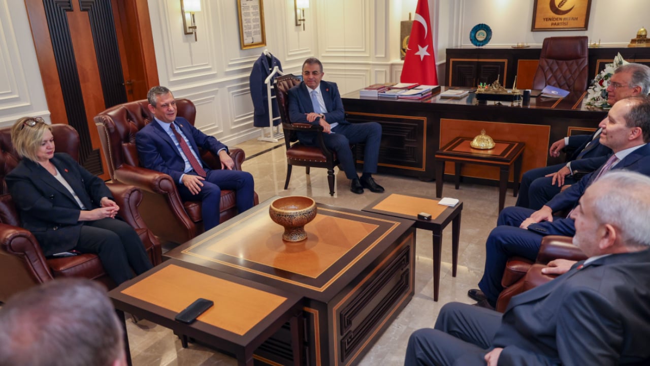 Foto - Merhum Erbakan’a da ‘hırsız’ demişlerdi! Yeniden Refah’a giden Özel’den iftira üstüne iftira