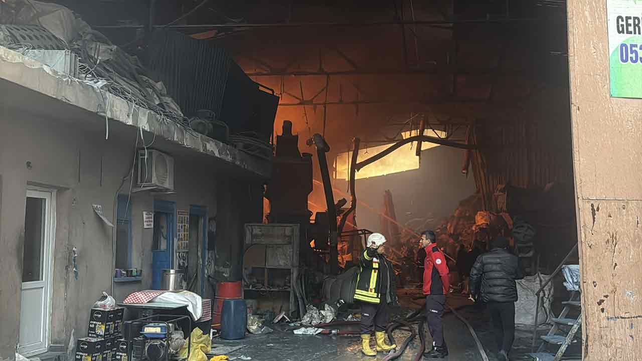 Foto - Mersin'de çok büyük yangın