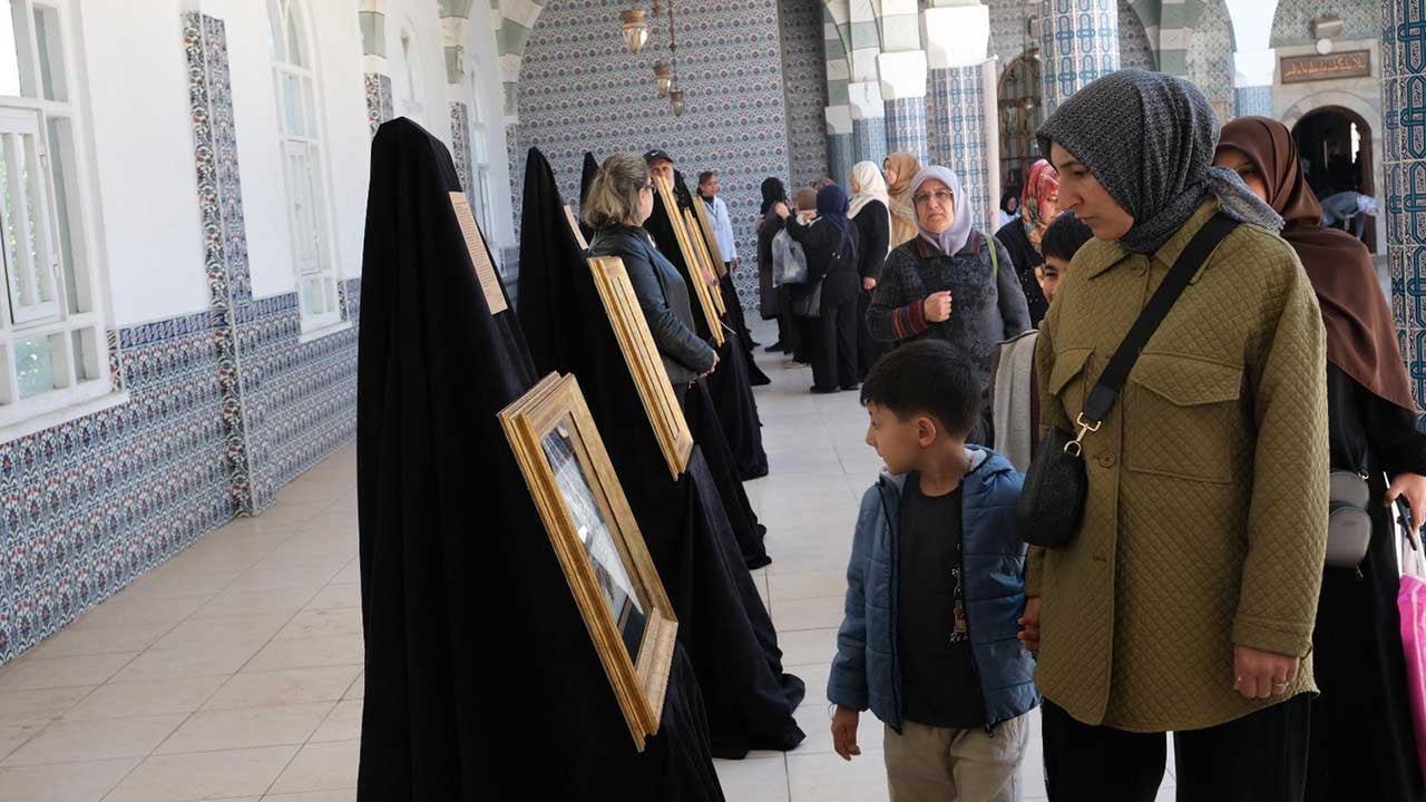 Foto - Mersin’de Maneviyat ve Sanat buluştu: Kutsal emanetlere saygı sergisi yoğun ilgi gördü