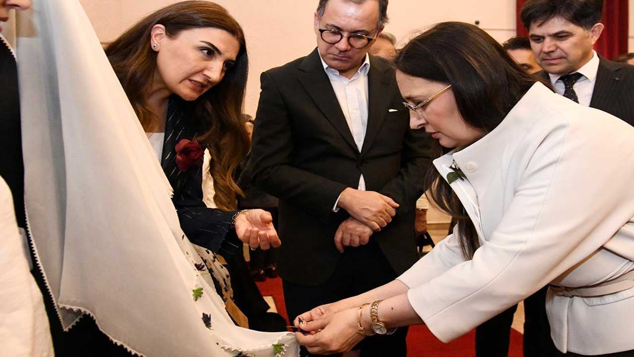 Foto - Mersin’de Maneviyat ve Sanat buluştu: Kutsal emanetlere saygı sergisi yoğun ilgi gördü