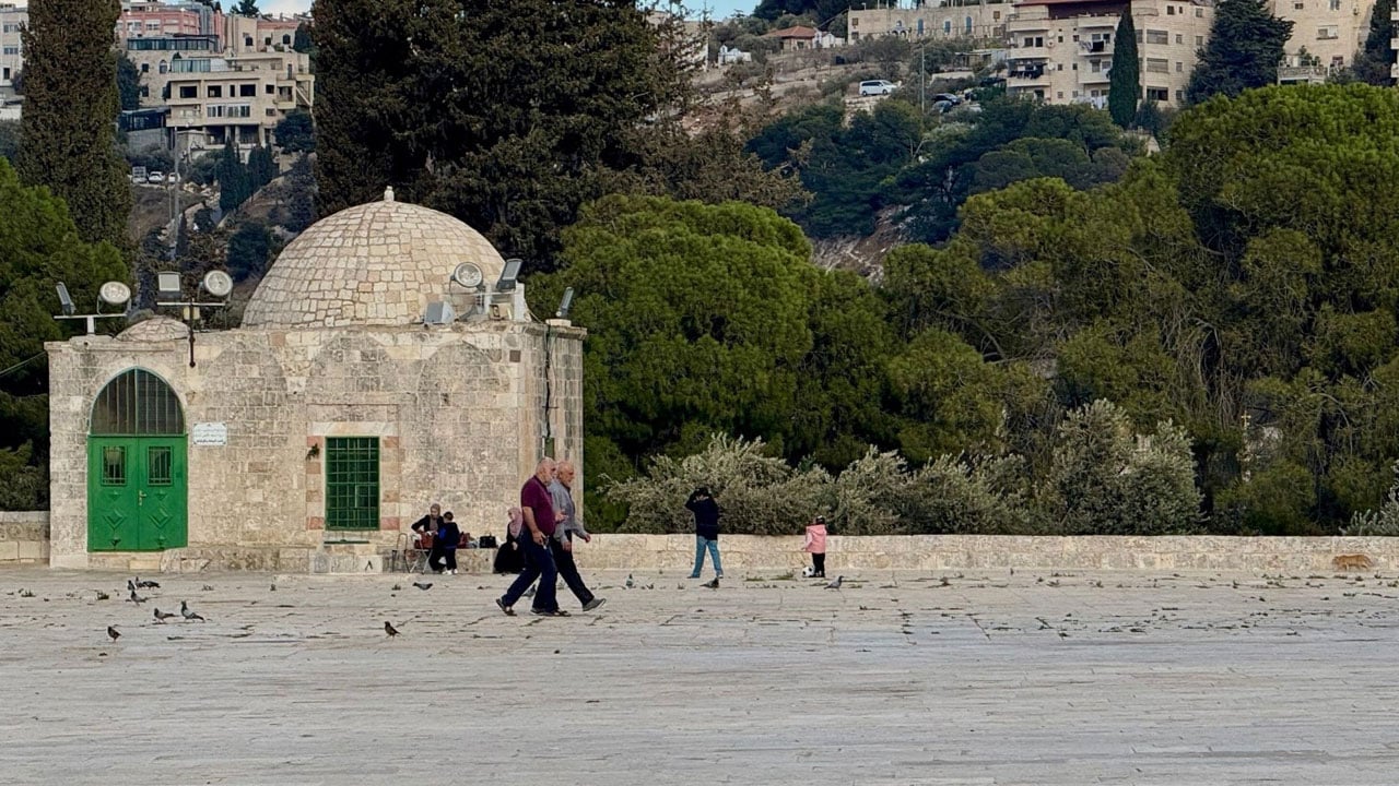 Foto - Mescid-i Aksa’ya giden yollar kapalı! Müslümanlar ibadet etmek için denetim duvarını aşıyor